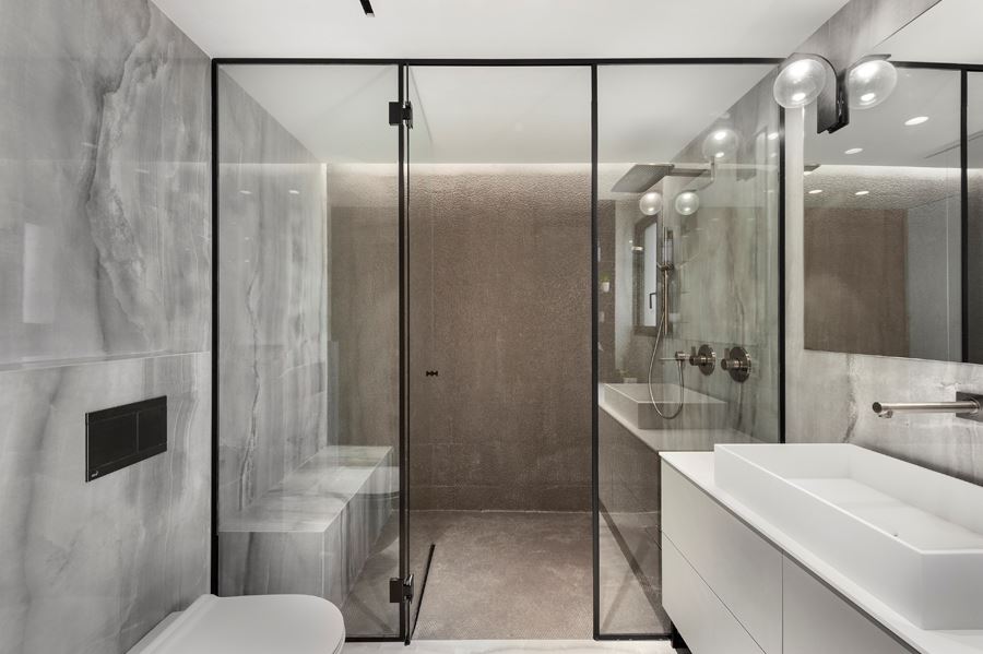 Penthouse - TLV שטח חדר האמבטיה בגוף תאורה מיוחד הנעשה על ידי קמחי תאורה